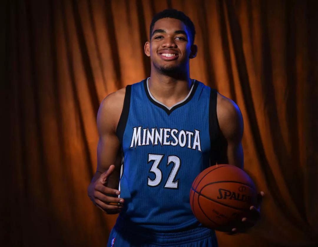 詹姆斯：东契奇一投进后撤步三分就大喊大叫 朝球迷／我们／他自己.